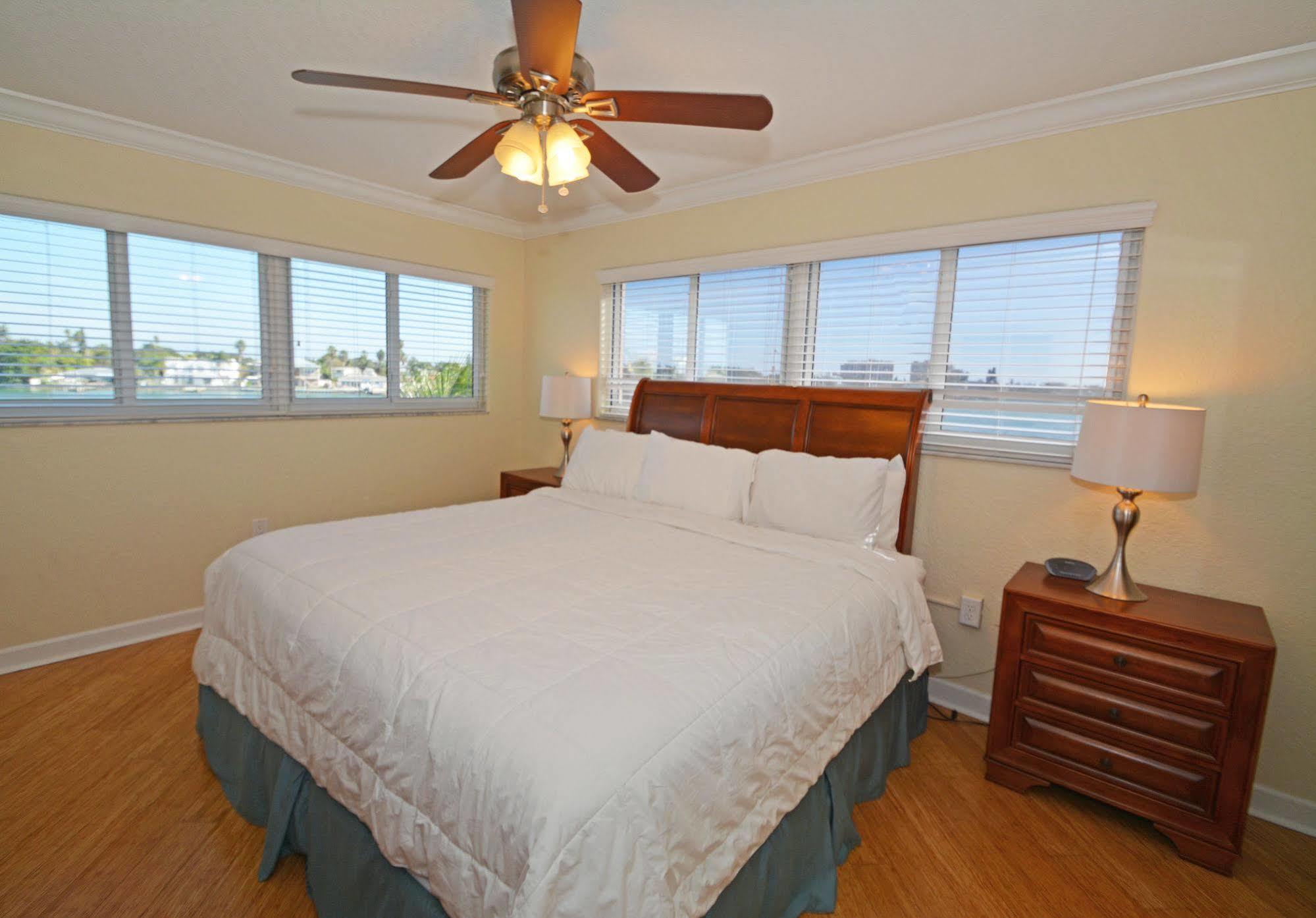 Westwinds Waterfront Resort St. Pete Beach Exteriör bild
